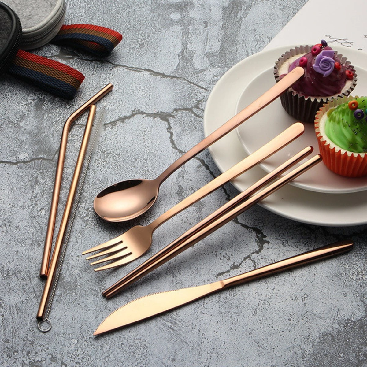 House Of Husk Reisbestek - Reis Bestekset - Chopsticks - Metalen Rietjes Met Borstel - Lepel - Vaatwasserbestendig - RVS - 7 Delig - Rose Goud - Afbeelding 5